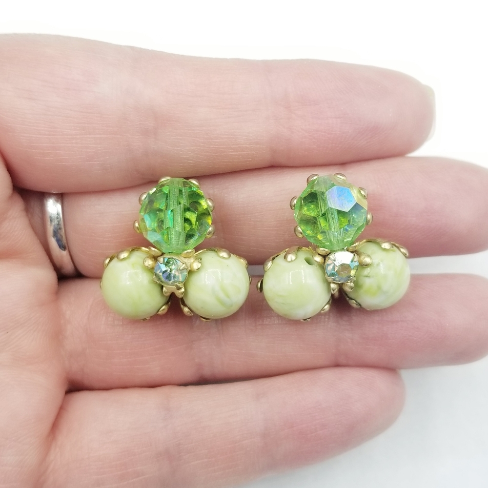 Vintage green Aurora Borealis clip earrings - Picture 5 of 7